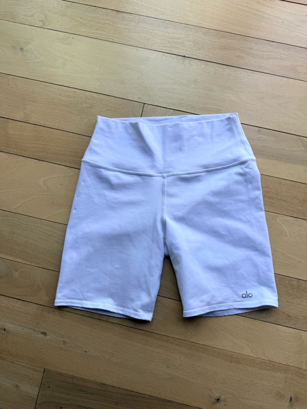 ALO Yoga White High-Rise Bike Shorts airbrush 7”